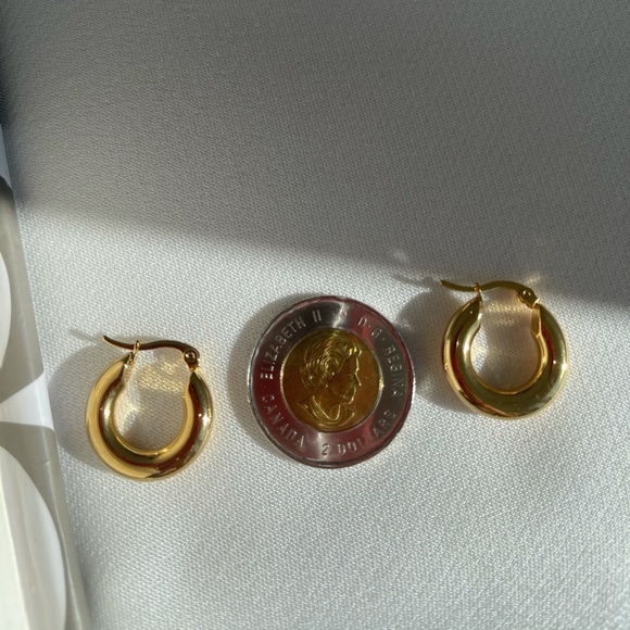 Chunky gold hoop earrings - Picture 4 of 4